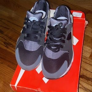 nike huarache run , grey and black , boys 7Y